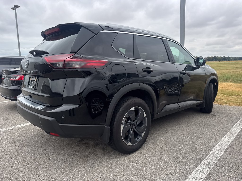 Used 2025 Nissan Rogue SV w/ SV Premium Package FWD image 5