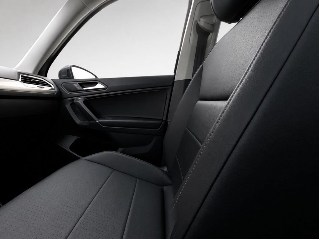 Certified 2020 Volkswagen Tiguan SE w/ Panoramic Sunroof Package AWD/4WD image 24