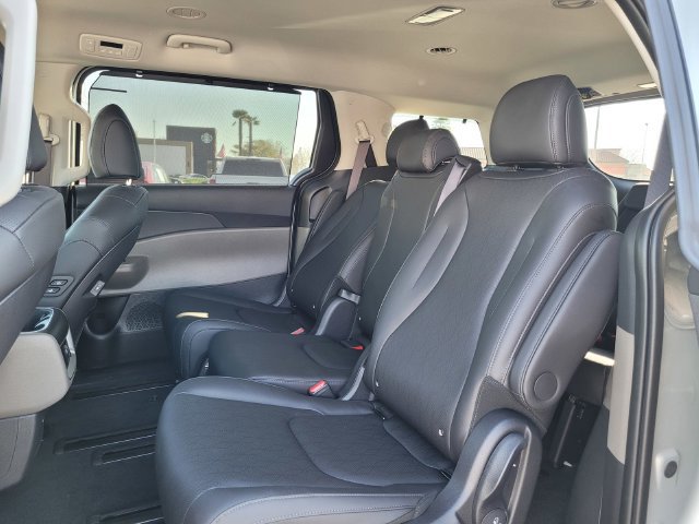 New 2026 Kia Carnival EX FWD image 7