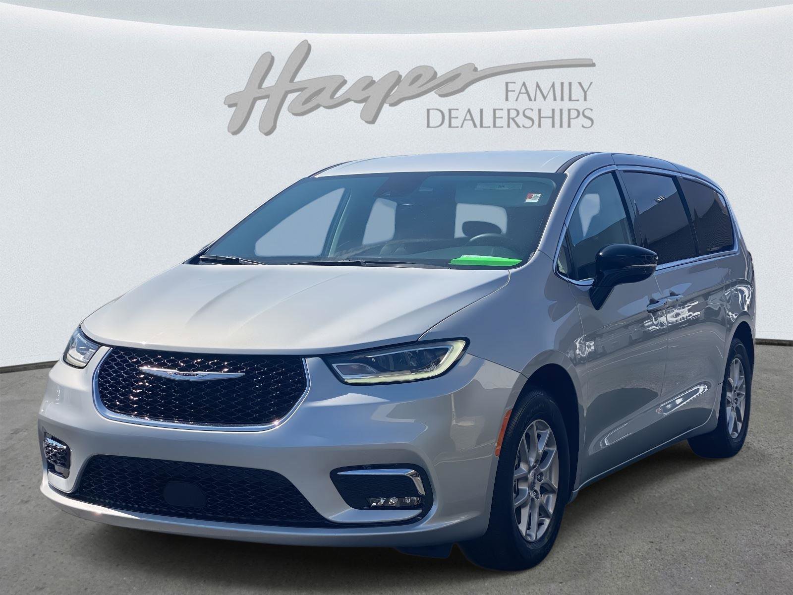 Certified 2024 Chrysler Pacifica Touring-L image 10