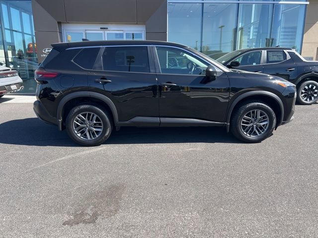 Used 2022 Nissan Rogue S image 2