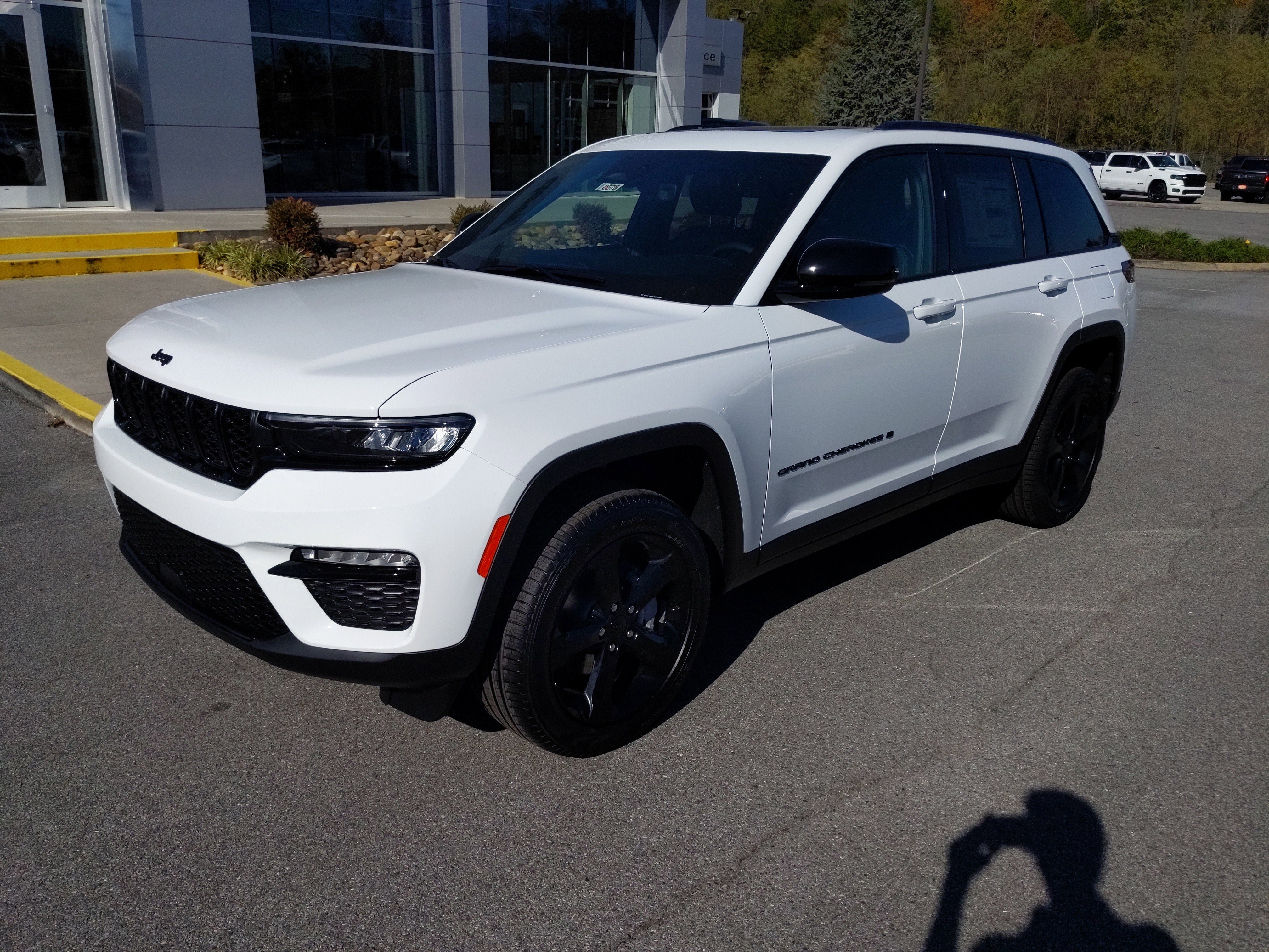 New 2025 Jeep Grand Cherokee Limited w/ Black Appearance Package AWD/4WD image 2