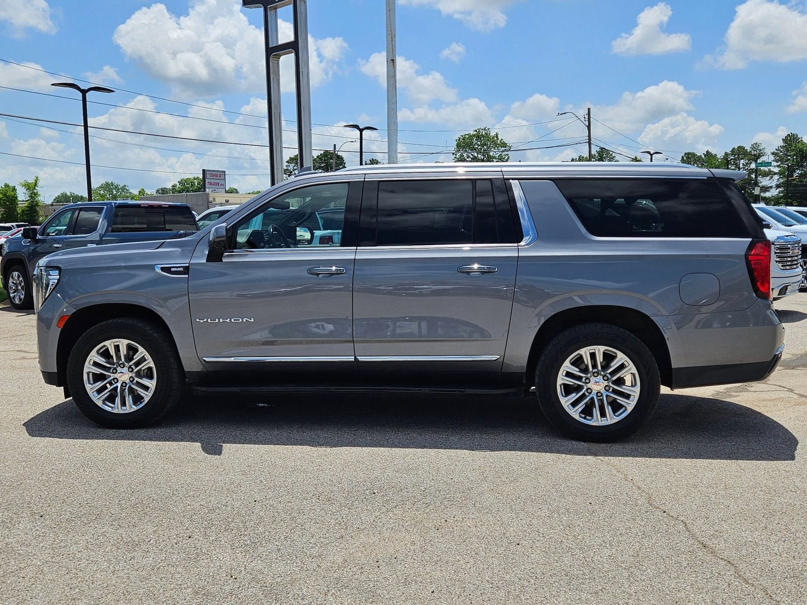 Used 2022 GMC Yukon XL SLT w/ SLT Premium Package AWD/4WD image 2