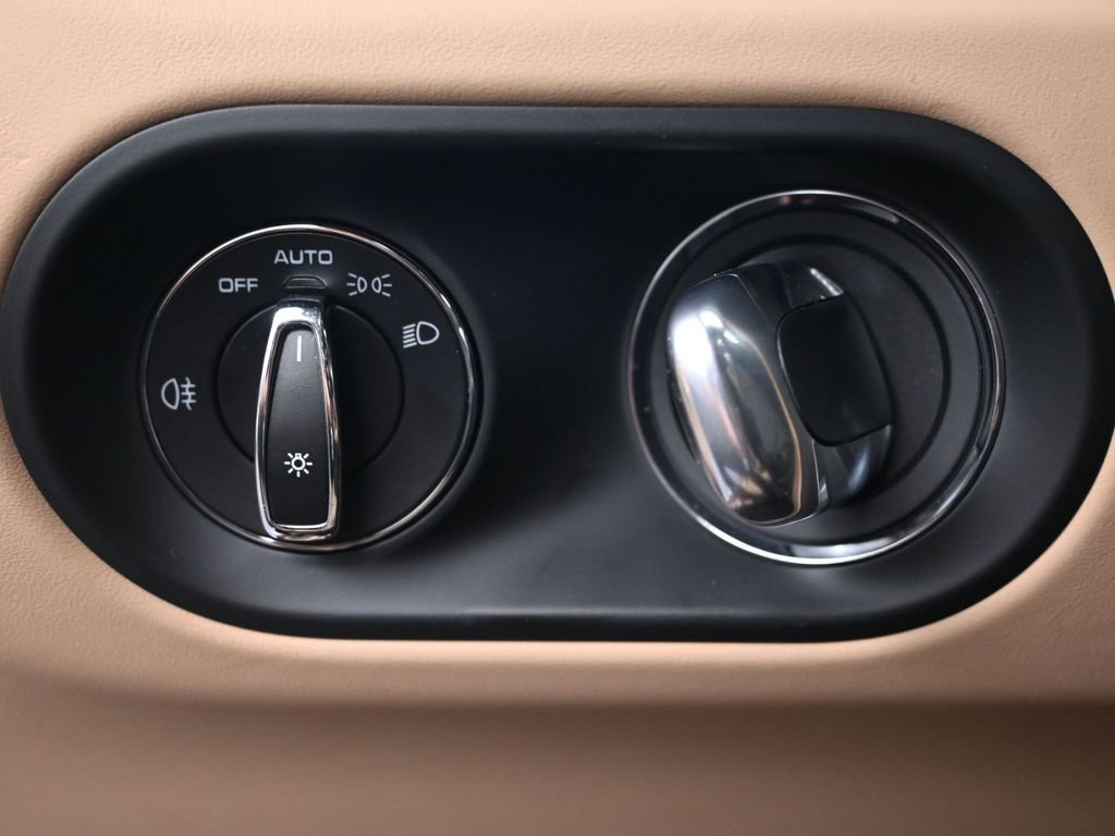 Certified 2023 Porsche Macan Turbo image 24