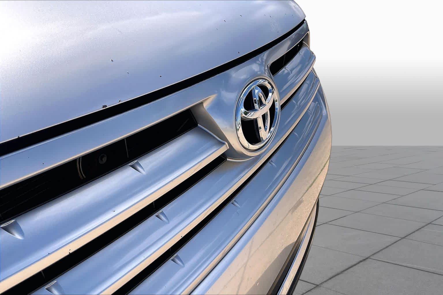 Used 2012 Toyota Highlander Limited w/ Tow Pkg FWD image 31