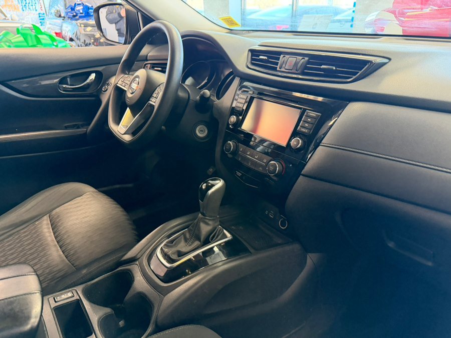 Used 2018 Nissan Rogue S image 32