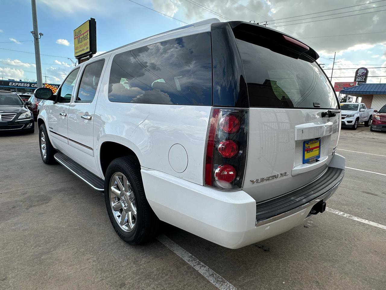 Used 2014 GMC Yukon XL Denali image 7