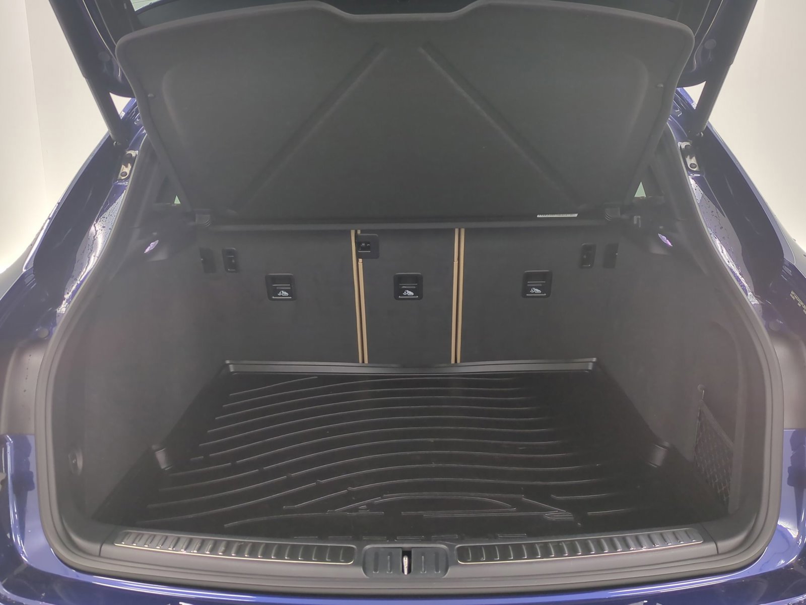Certified 2023 Porsche Macan image 9