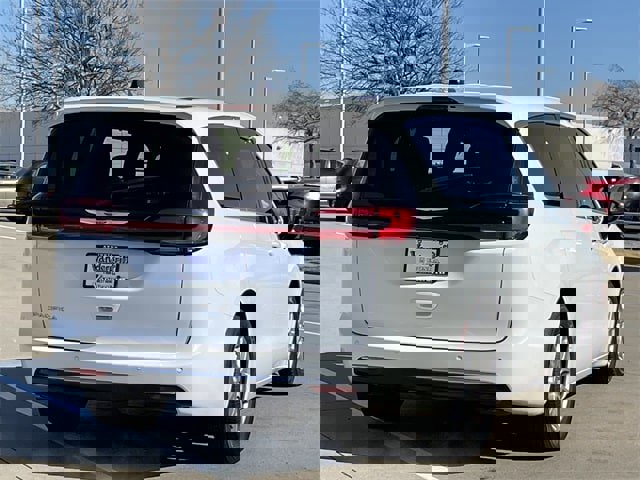 Used 2024 Chrysler Pacifica Touring-L image 4