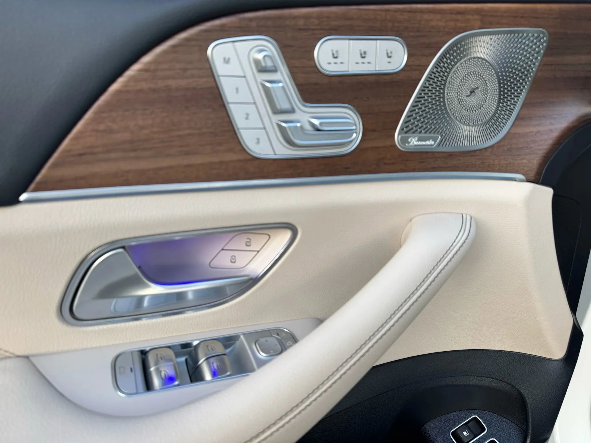 Used 2025 Mercedes-Benz GLE 450e 4MATIC w/ AMG Line Exterior image 41