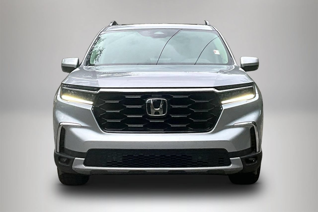 Used 2025 Honda Pilot Touring image 3
