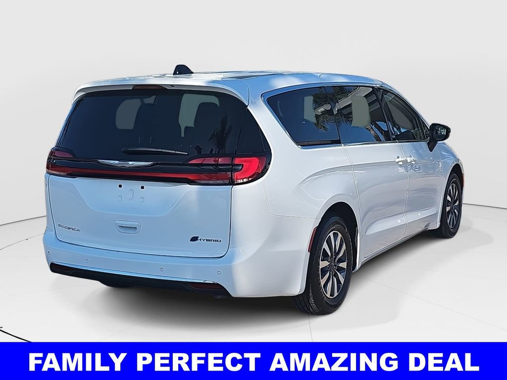 Used 2024 Chrysler Pacifica Select image 3