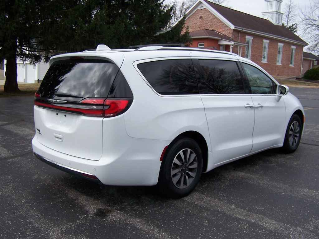 Used 2021 Chrysler Pacifica Touring-L FWD image 4