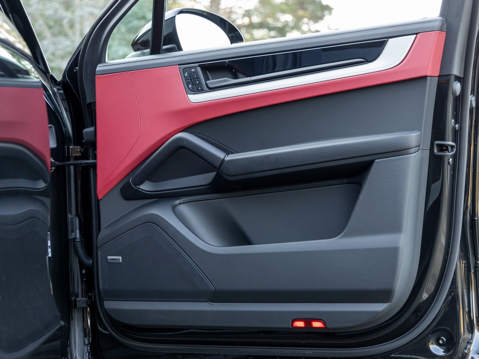 Certified 2025 Porsche Cayenne image 49