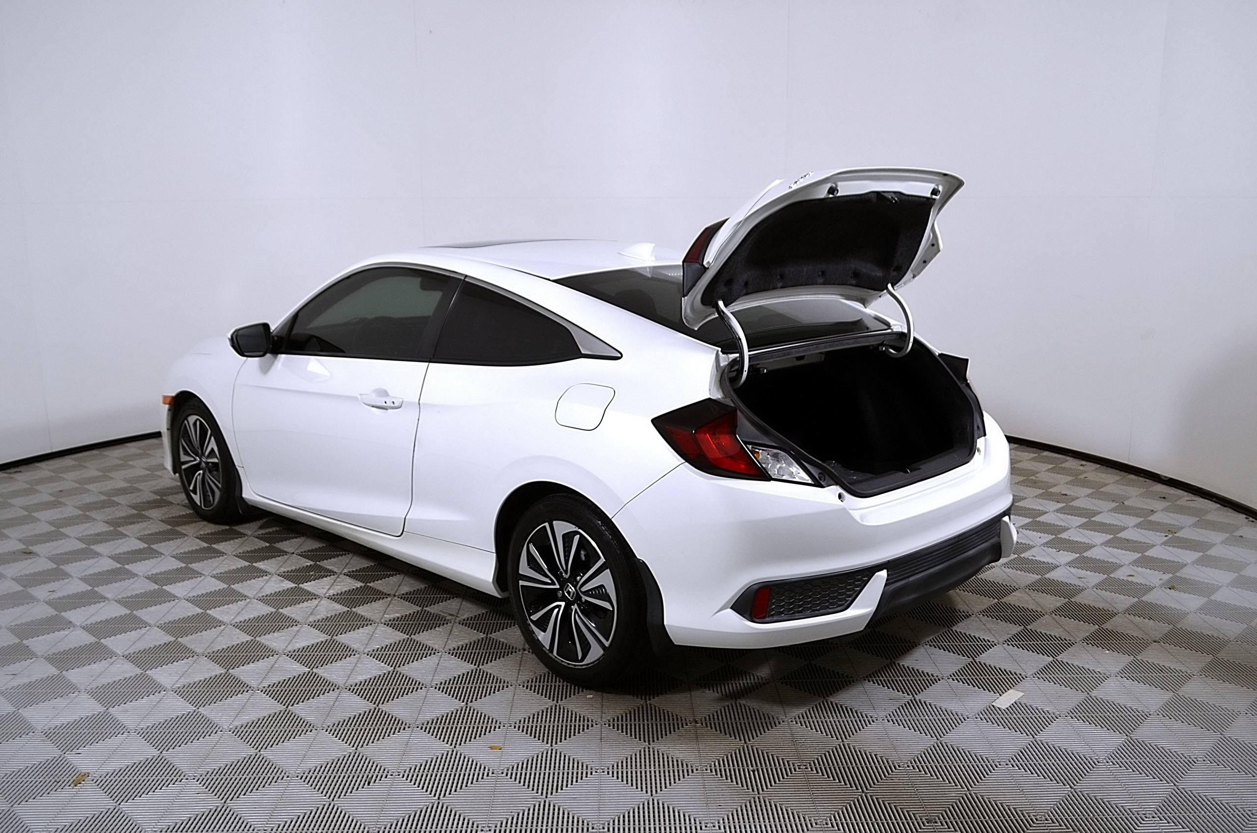 Used 2018 Honda Civic EX-L image 10