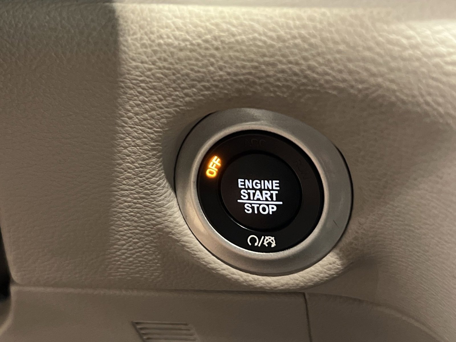 Used 2024 Chrysler Pacifica Select image 32