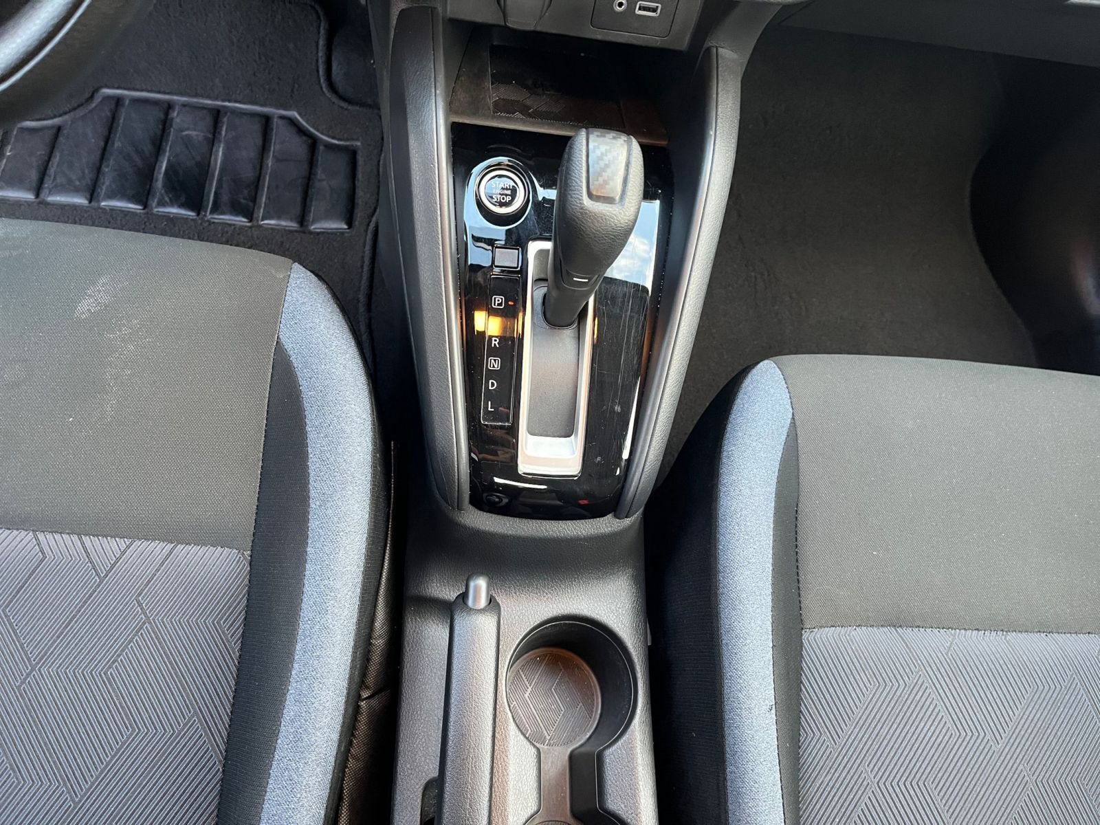 Used 2025 Nissan Versa SV FWD image 34