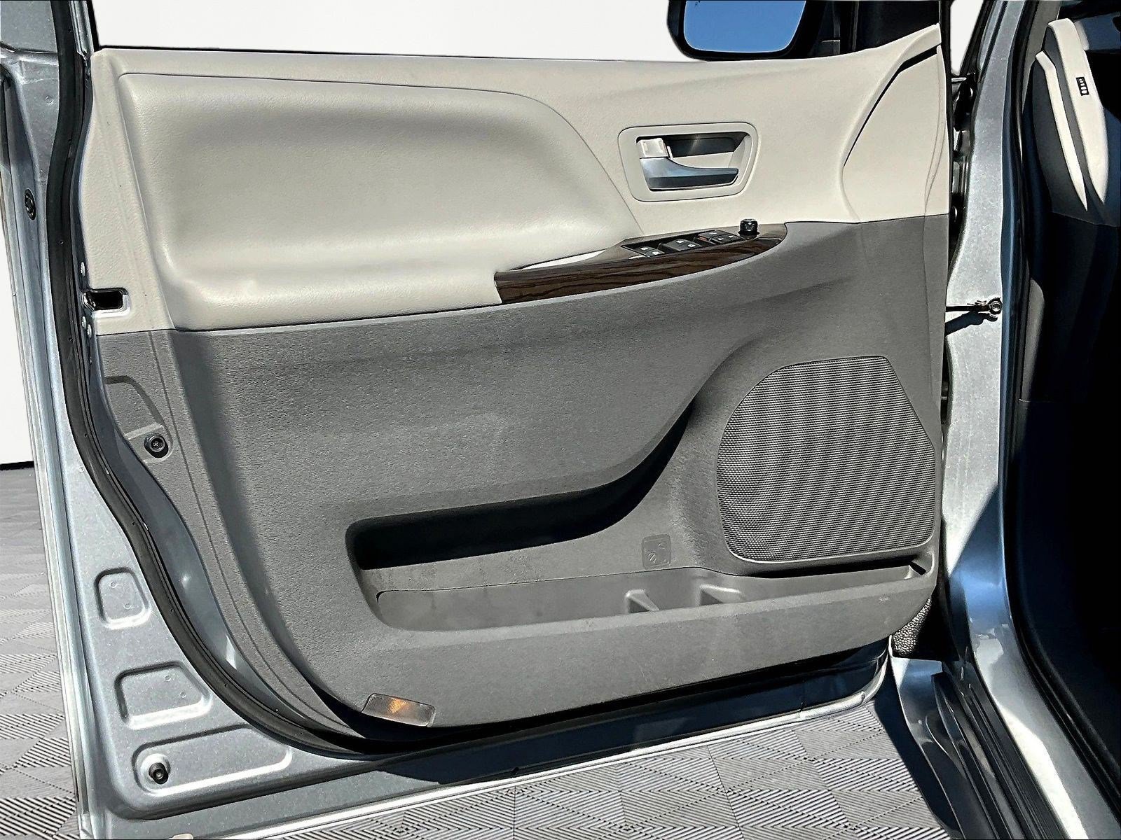 Used 2018 Toyota Sienna XLE Premium FWD image 20