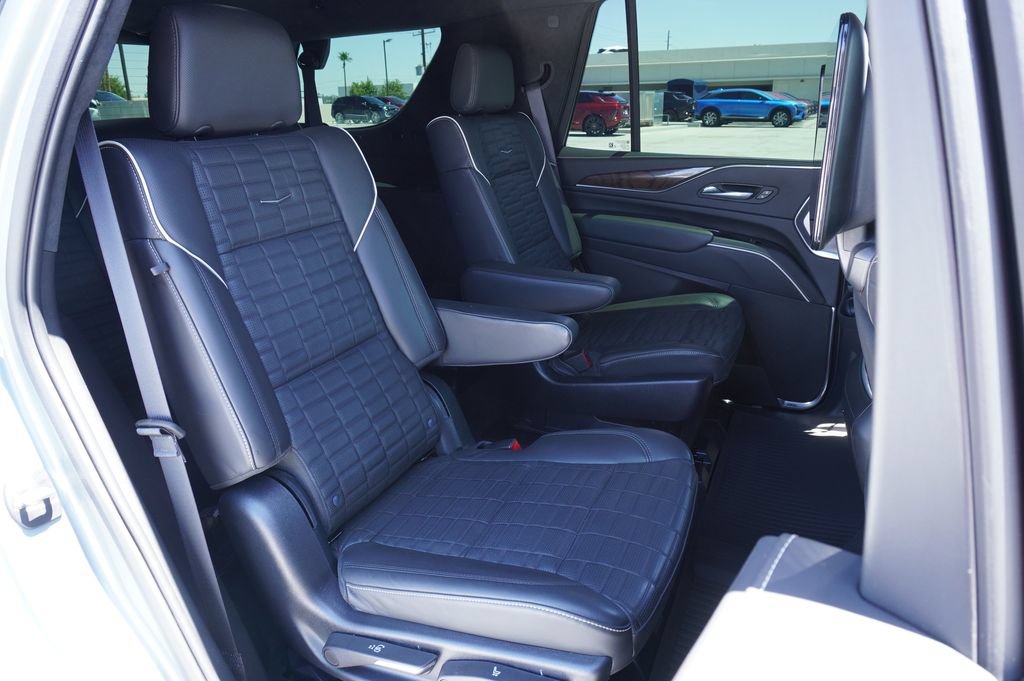 Certified 2023 Cadillac Escalade Sport Platinum w/ LPO, ONYX Package AWD/4WD image 9