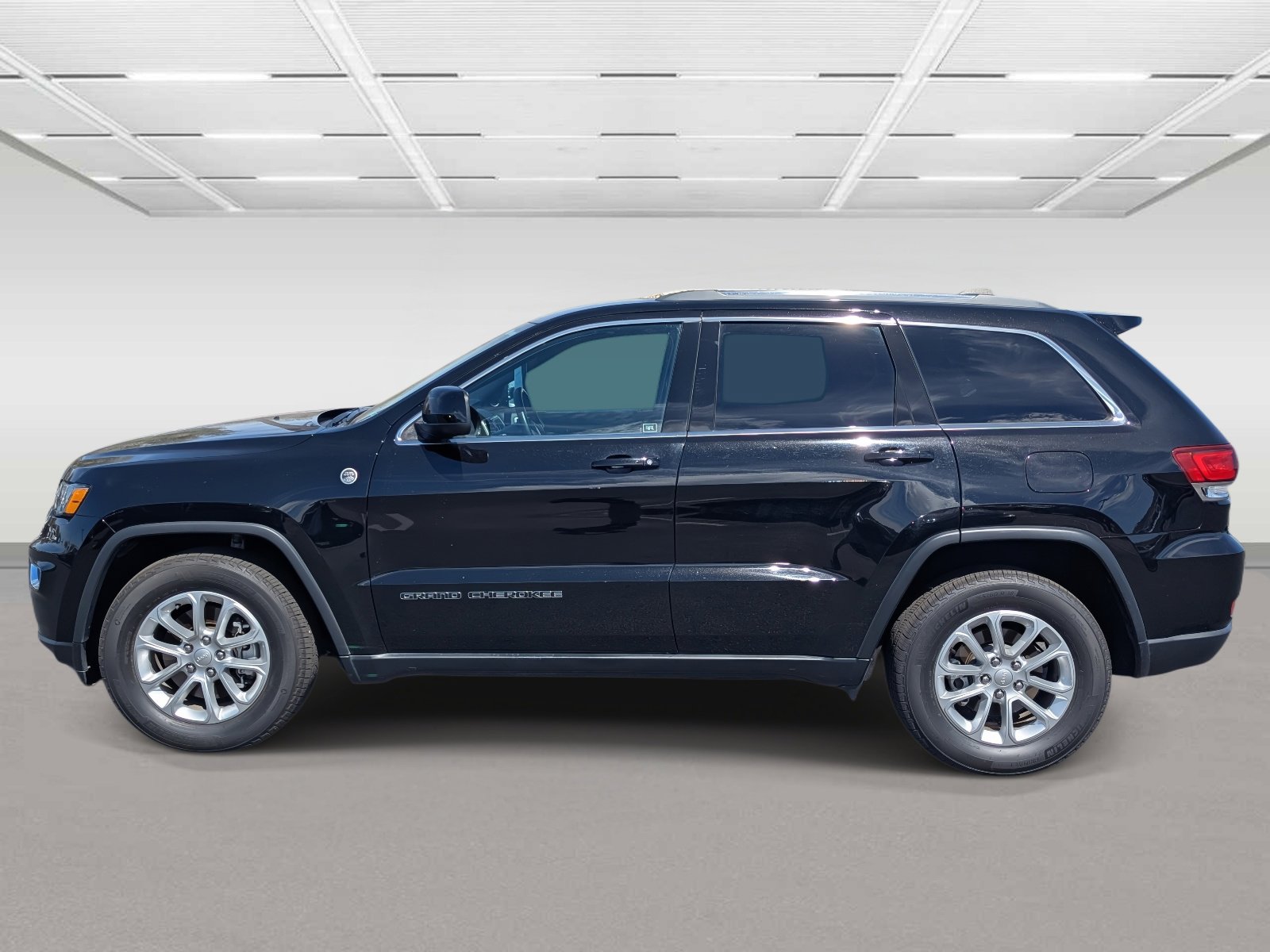 Used 2021 Jeep Grand Cherokee Laredo AWD/4WD image 2