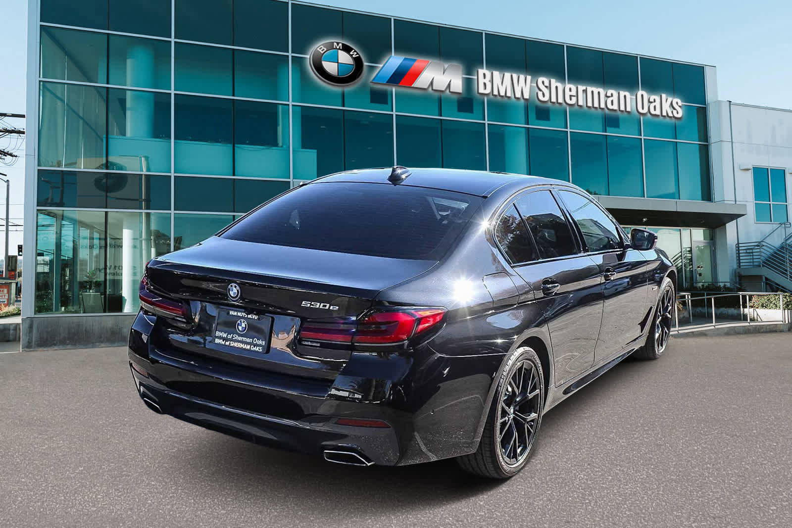 Used 2023 BMW 530e 530e w/ M Sport Package image 4