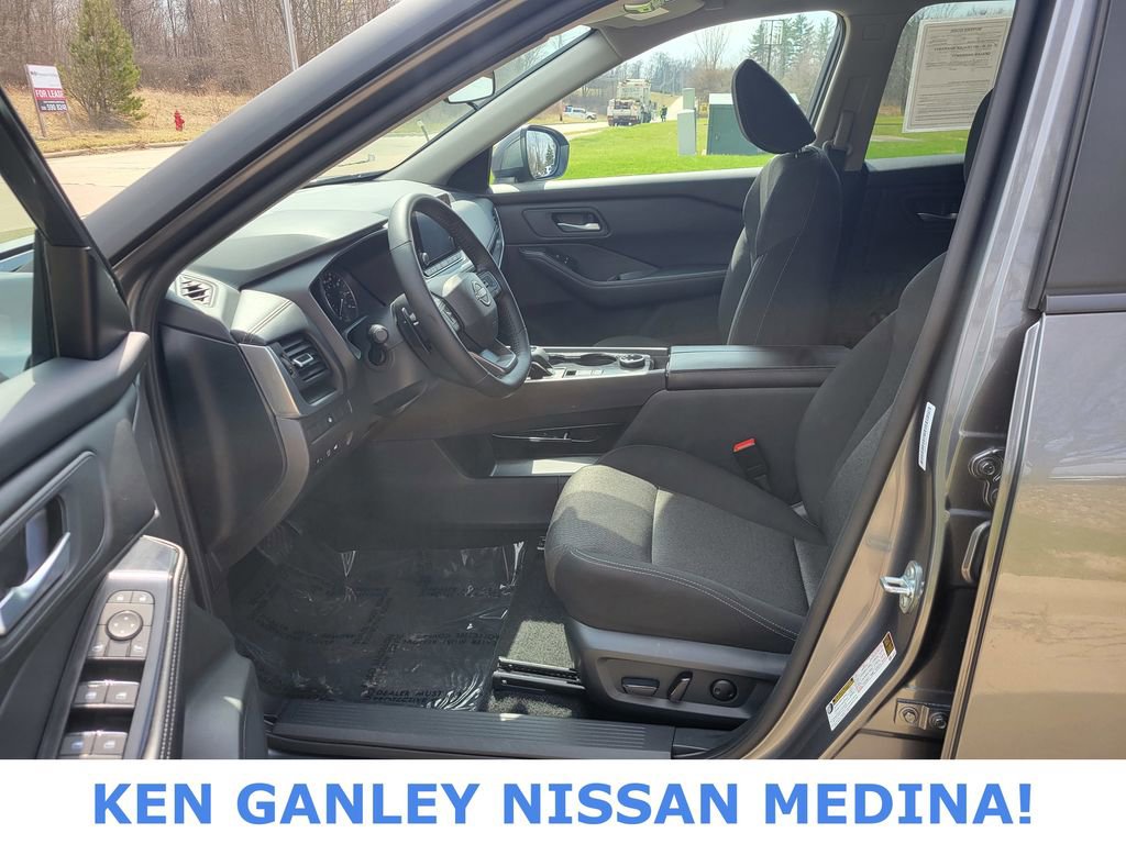 Certified 2025 Nissan Rogue SV AWD/4WD image 36