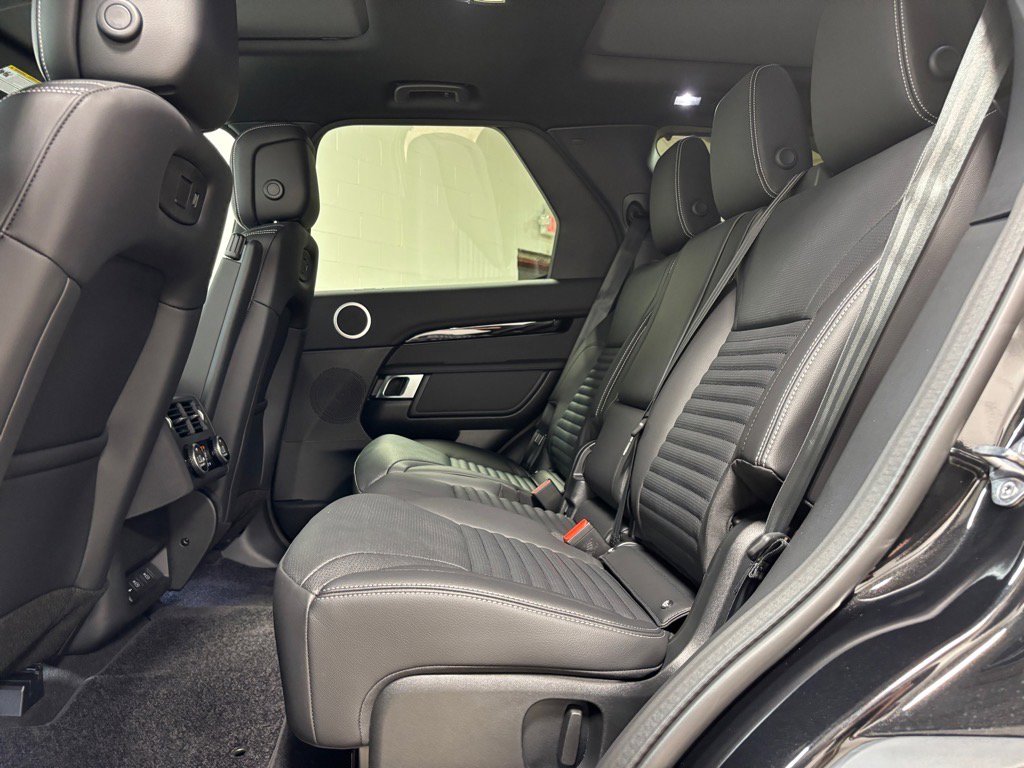 Used 2025 Land Rover Discovery S image 28