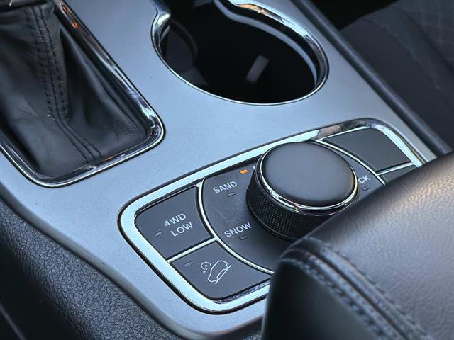 Used 2019 Jeep Grand Cherokee Laredo AWD/4WD image 16