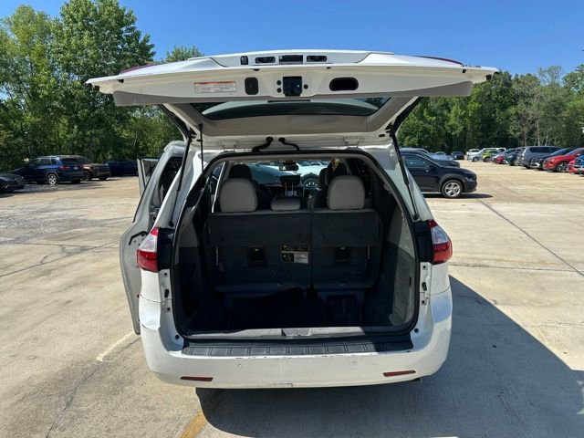 Used 2019 Toyota Sienna XLE w/ XLE Navigation Package FWD image 16