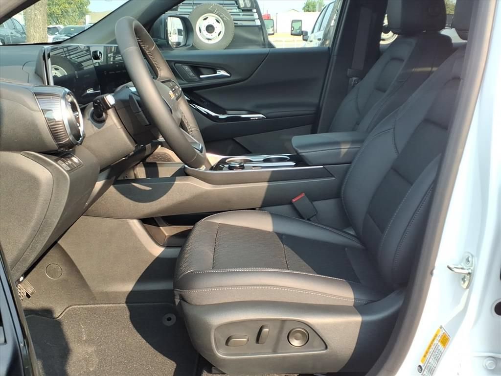 New 2027 Chevrolet Equinox LT w/ Convenience Package II FWD image 16