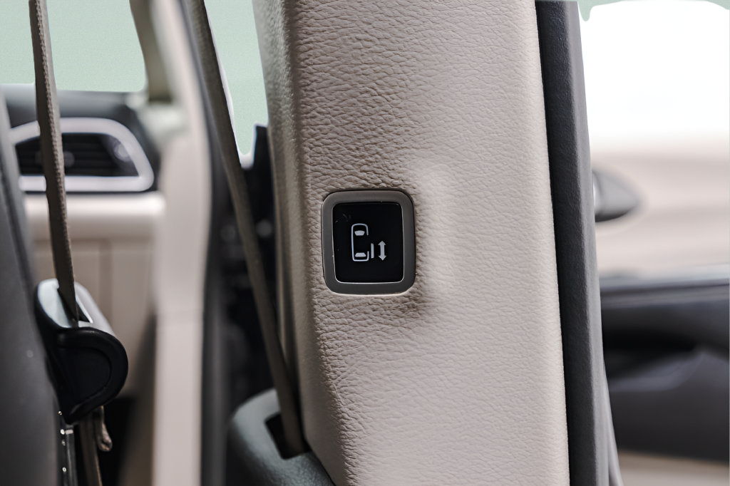 Used 2023 Chrysler Pacifica Touring-L FWD image 41