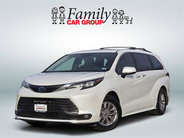 Used 2025 Toyota Sienna XLE image 1