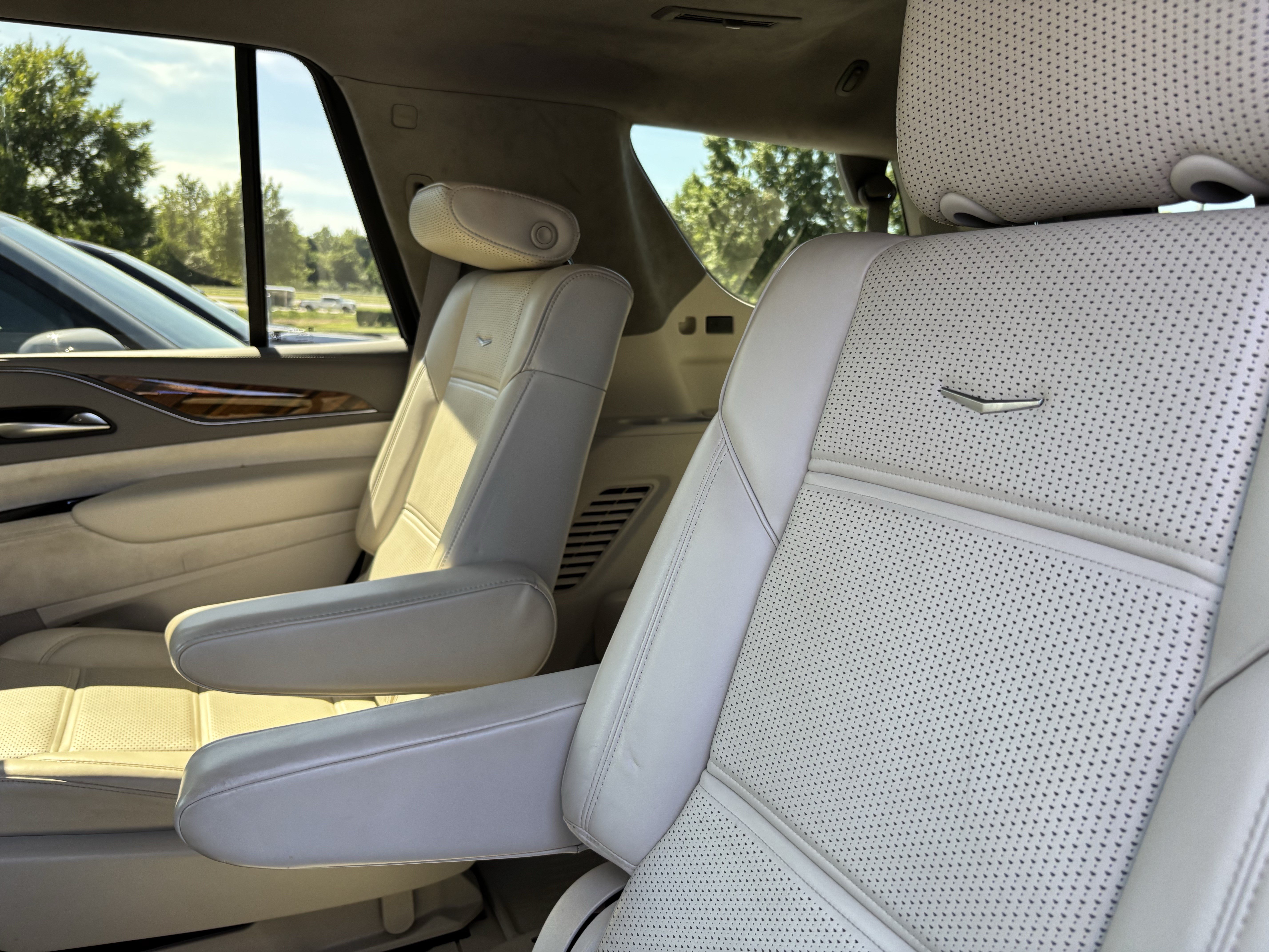 Used 2021 Cadillac Escalade Premium Luxury Platinum RWD image 32