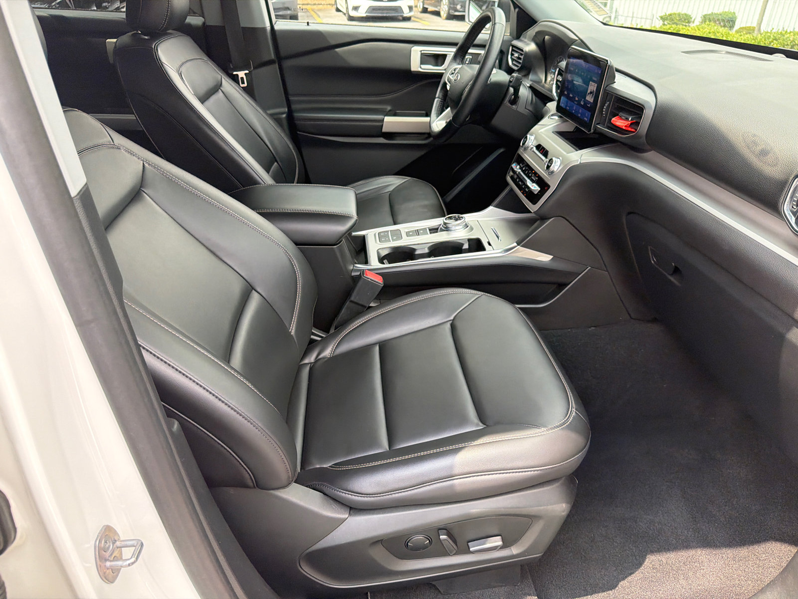 Used 2023 Ford Explorer XLT w/ Equipment Group 202A RWD image 14