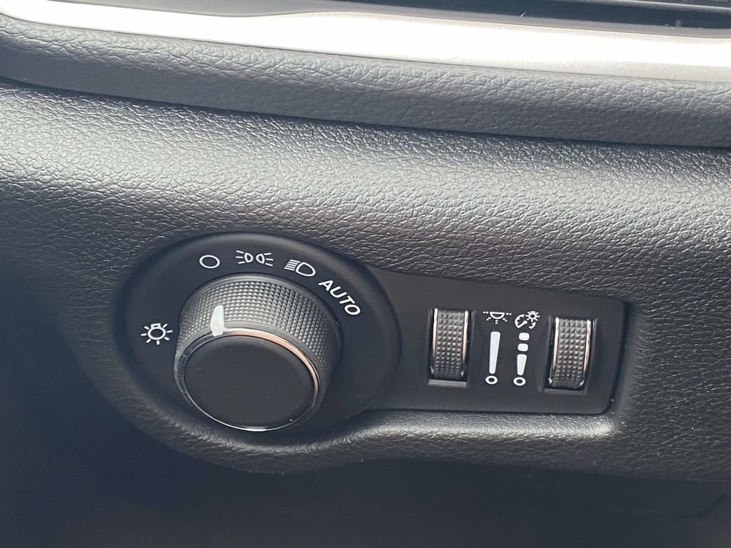 New 2027 Chrysler Pacifica Select FWD image 57