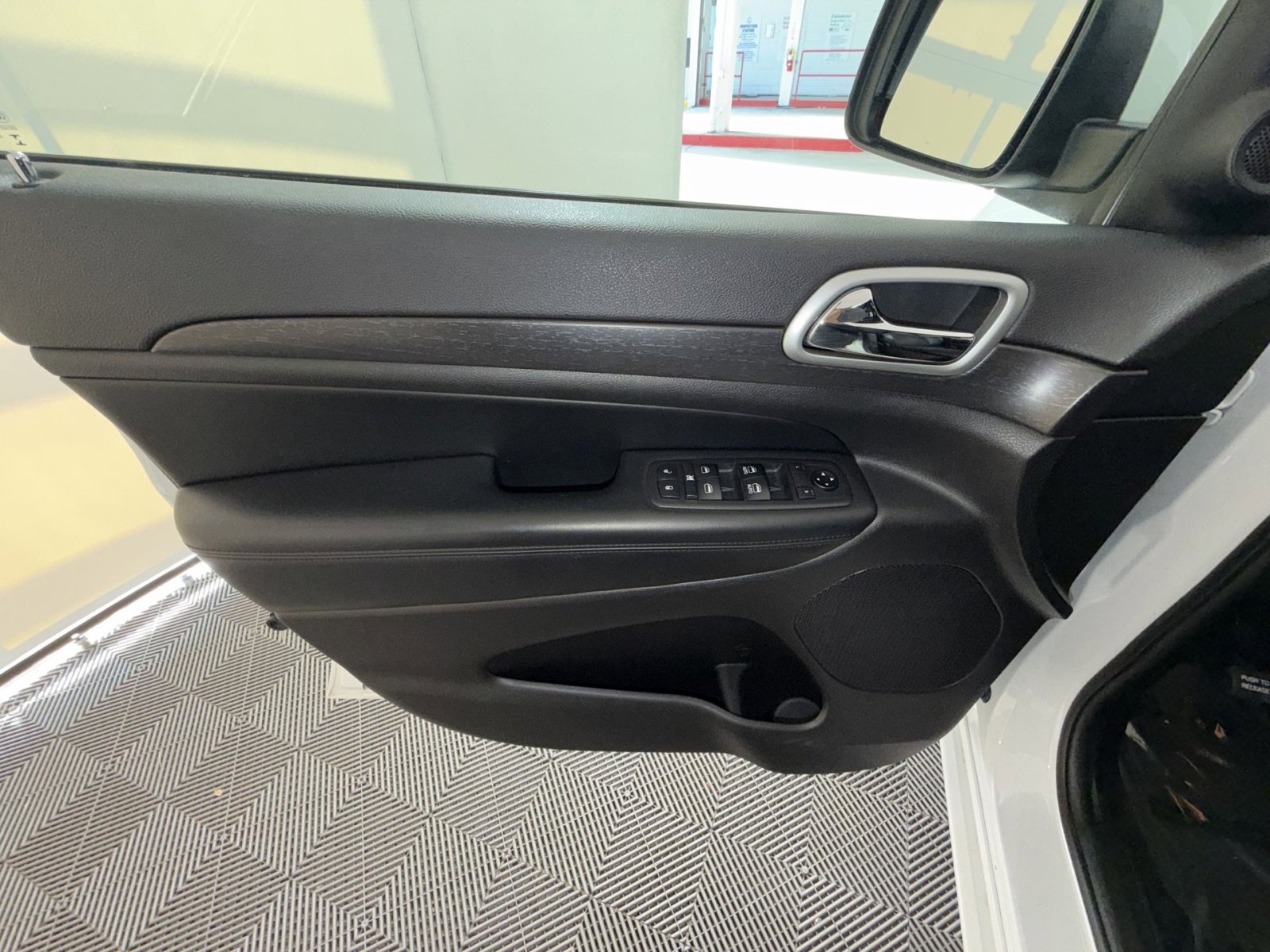 Used 2018 Jeep Grand Cherokee Altitude image 15