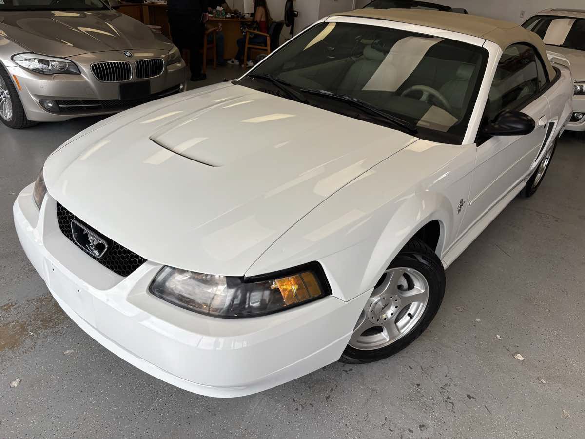 Used 2003 Ford Mustang Convertible RWD image 9