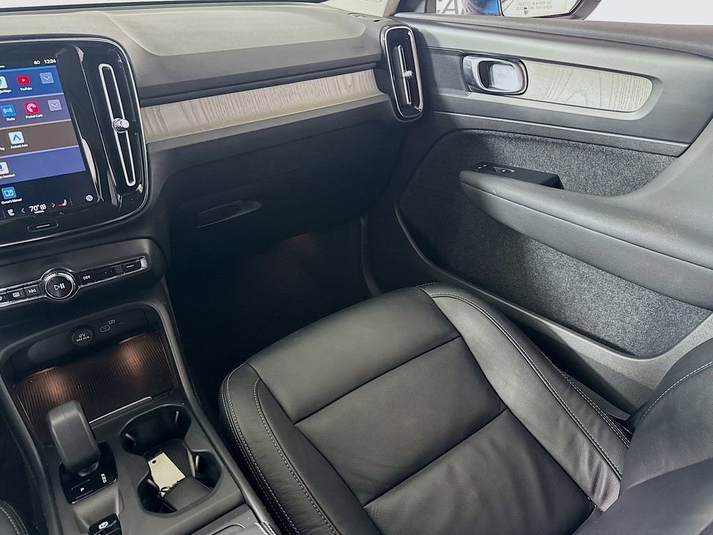 Used 2023 Volvo XC40 B5 Core w/ Convenience Package image 23
