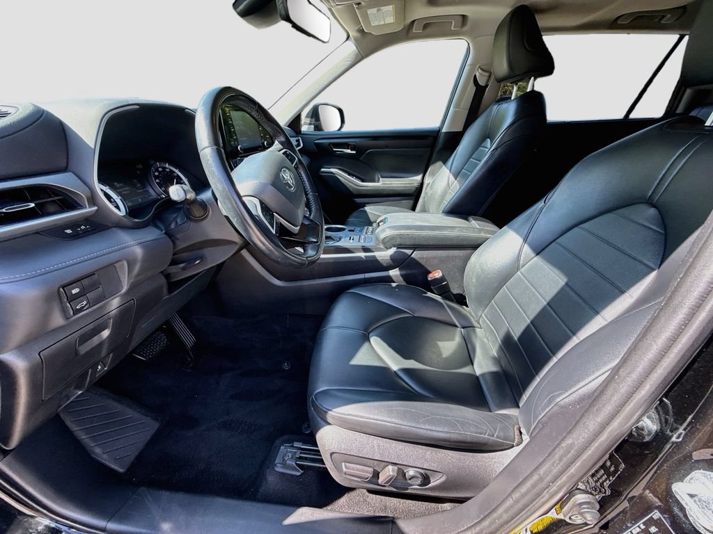Used 2022 Toyota Highlander XLE AWD/4WD image 22