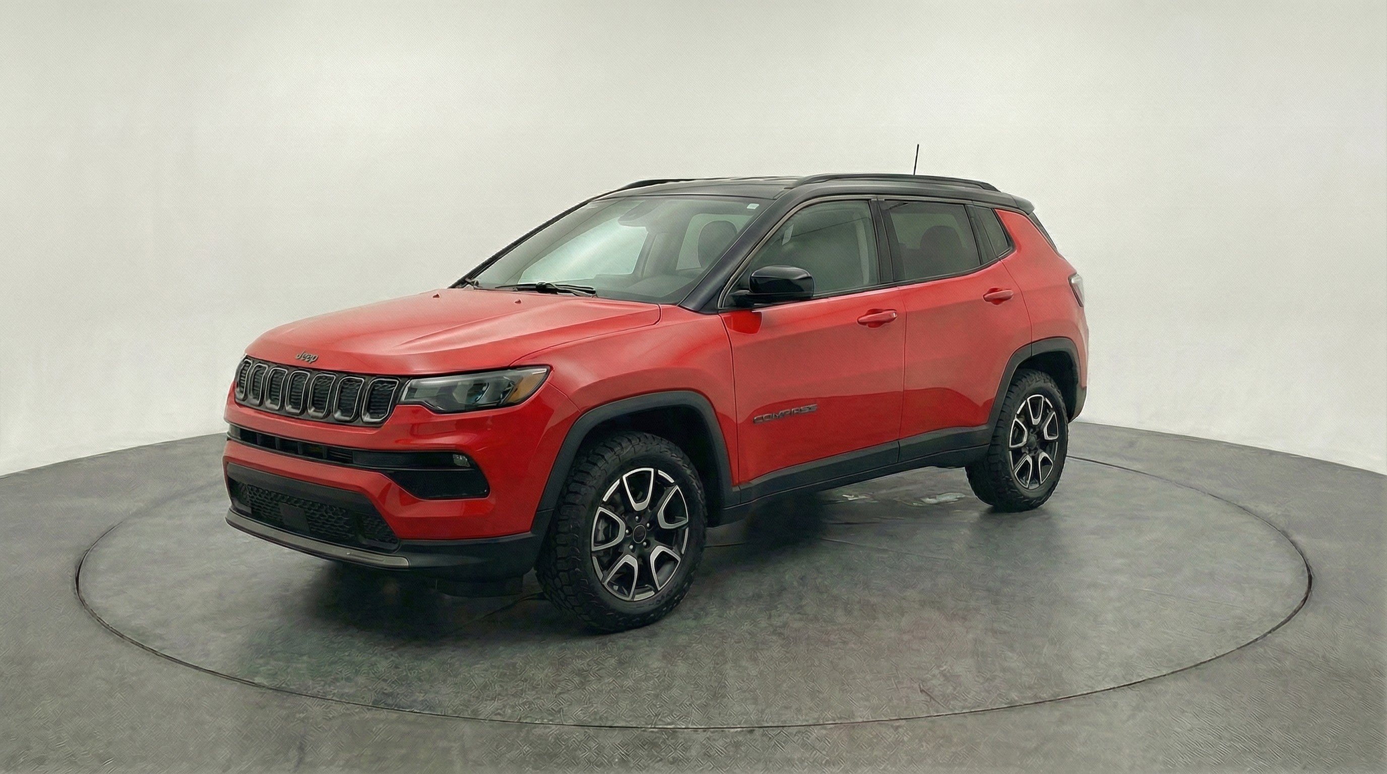 Used 2025 Jeep Compass Trailhawk image 3