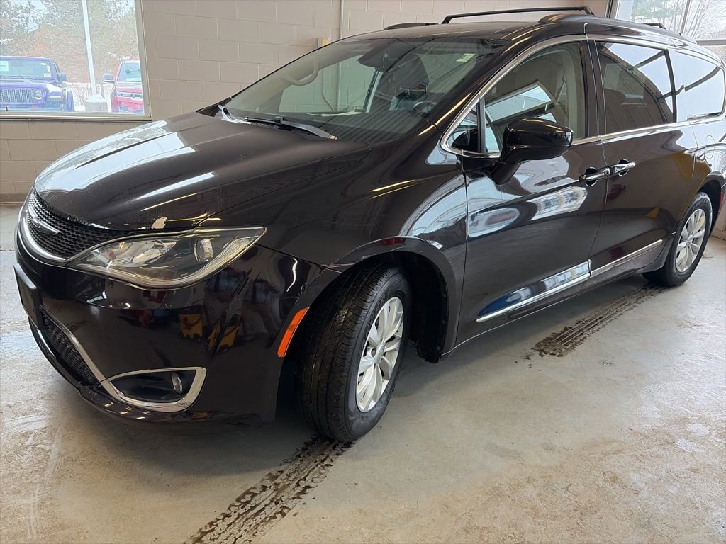 Used 2017 Chrysler Pacifica Touring-L image 2