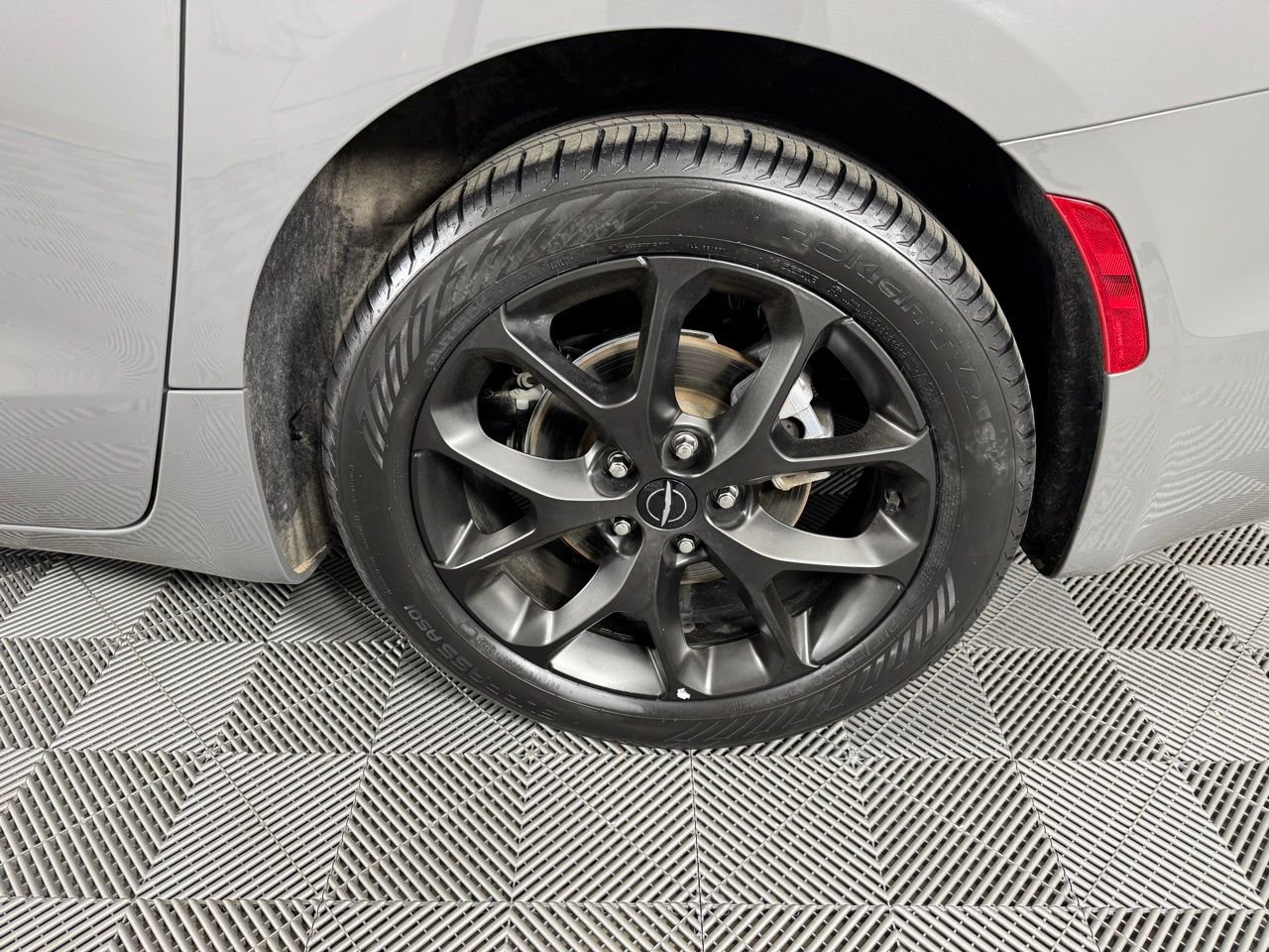 Used 2025 Chrysler Pacifica Limited image 35