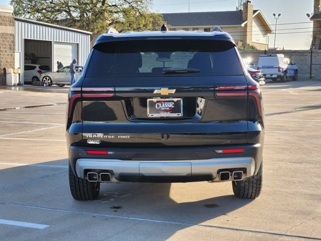 Used 2025 Chevrolet Traverse LT image 13