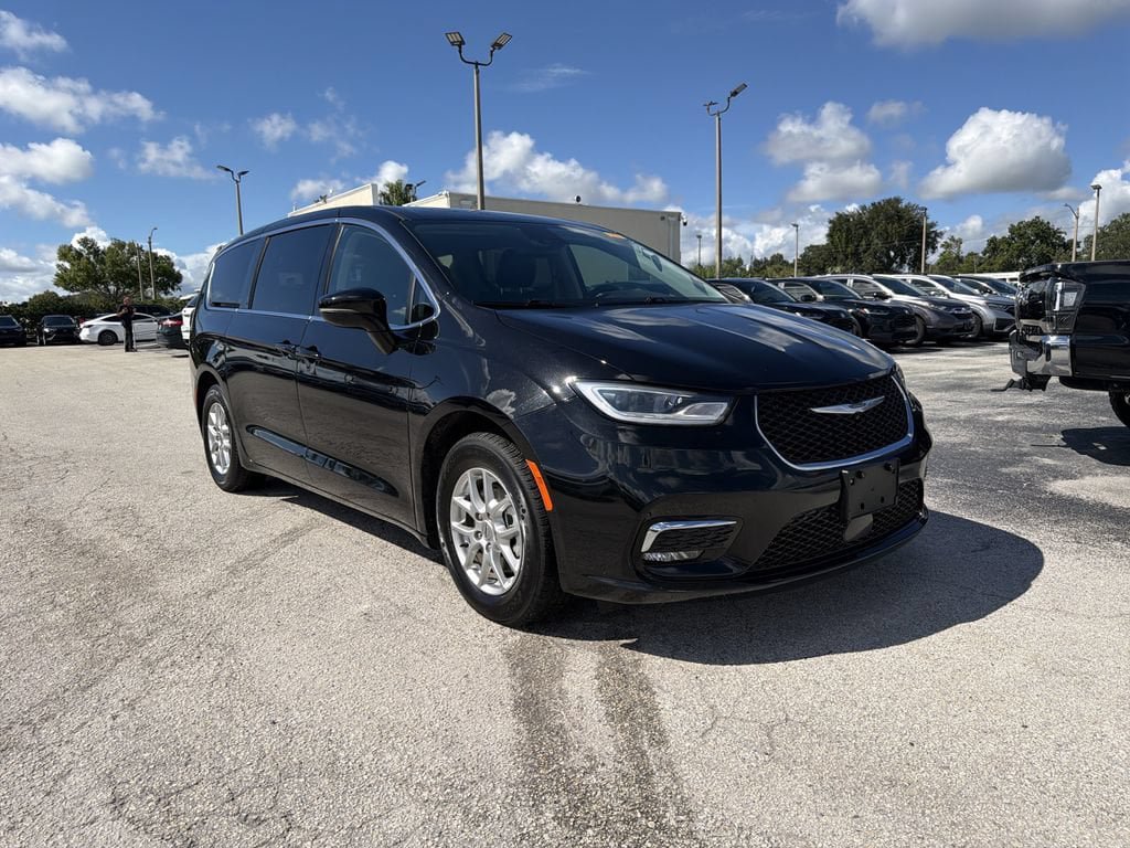Used 2024 Chrysler Pacifica Touring-L FWD image 2