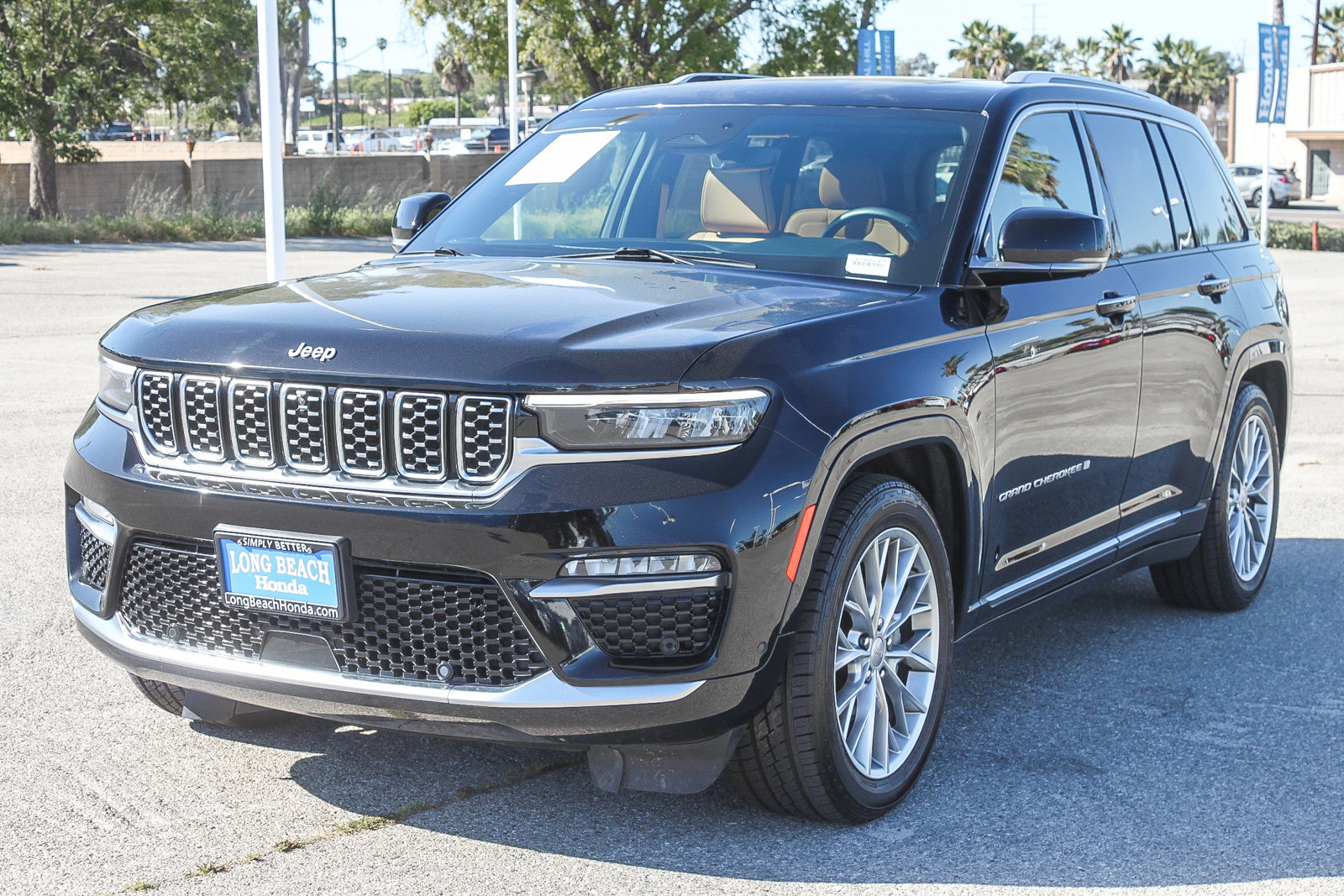 Used 2023 Jeep Grand Cherokee Summit w/ Luxury Tech Group V image 3