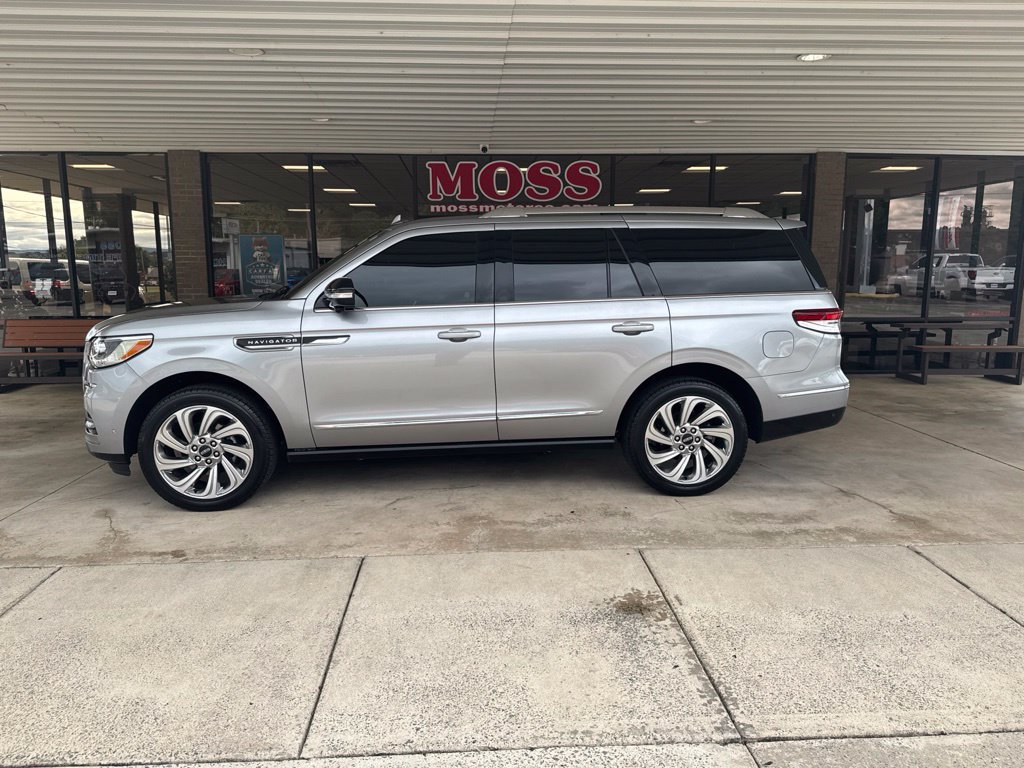 Used 2024 Lincoln Navigator Reserve AWD/4WD image 7