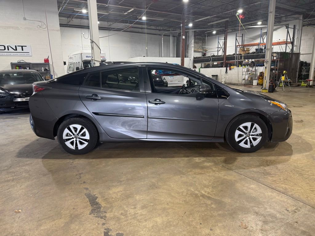 Used 2017 Toyota Prius Three w/ Advanced Technology Package image 7