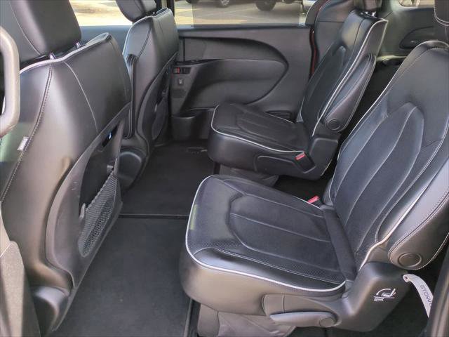 Certified 2019 Chrysler Pacifica Limited w/ S Appearance Package FWD image 18