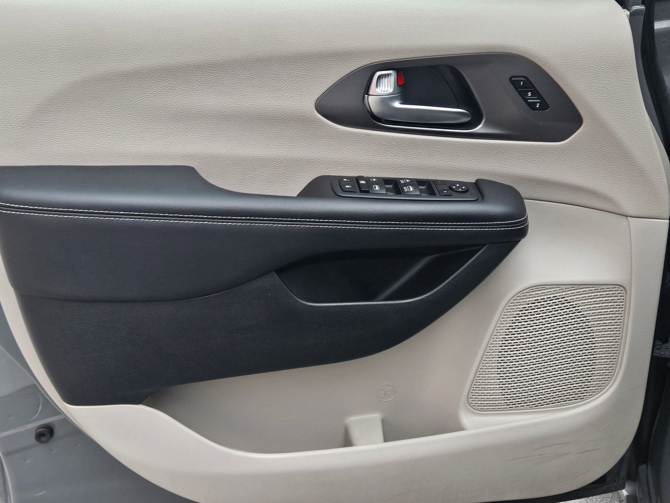 Used 2023 Chrysler Pacifica Touring-L image 17