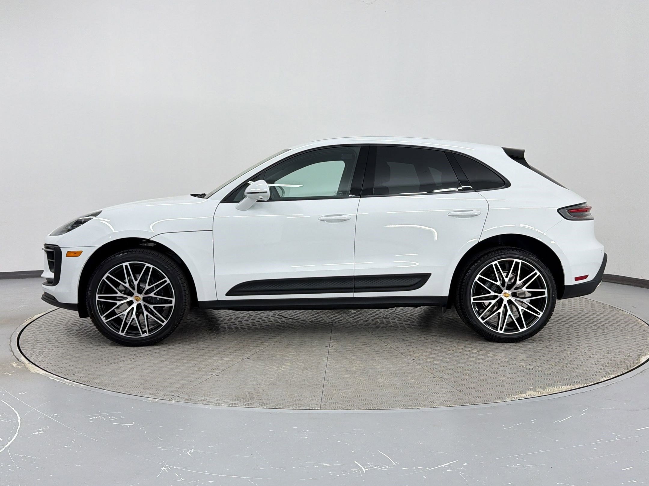 New 2026 Porsche Macan AWD/4WD image 2